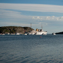 Mange båter følger Kongeskipet ut Stokksundet (Foto: Ned Alley / NTB scanpix)